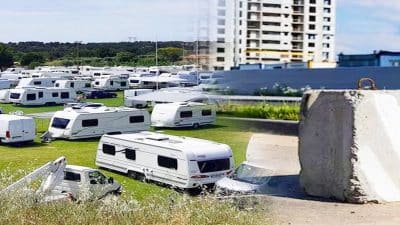 Les gens du voyage squattent son terrain, il les piège avec un bloc de béton de 3 tonnes