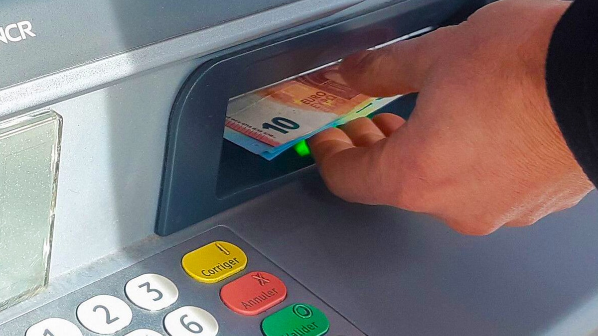 Distributeurs de billets visés par une arnaque : ces 2 jours où il ne faut jamais retirer de l'argent