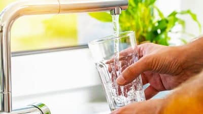 Eau du robinet : 7 solutions efficaces pour éviter qu’elle ne soit contaminée chez vous