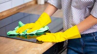 L’astuce miracle pour nettoyer vos plaques de cuisson comme neuves et sans les rayer