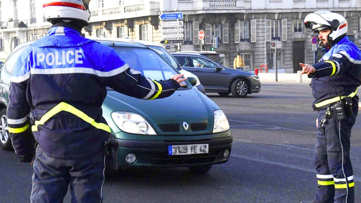 Cet accessoire est illégal en voiture au risque de lourdes sanctions en France et peines de prison en Europe