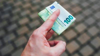 Bientôt une augmentation de 100 euros net par mois de votre salaire grâce à cette loi ?