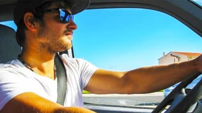 Automobilistes : risquez-vous une lourde amende si vous conduisez avec des lunettes de soleil ?
