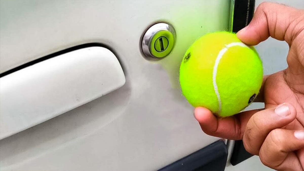 L’astuce de la balle de tennis pour ouvrir votre véhicule si vos clés sont enfermées à l’intérieur