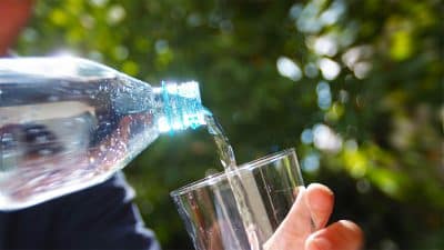 Cette arnaque à la bouteille d'eau va ruiner vos vacances d'été, faites très attention