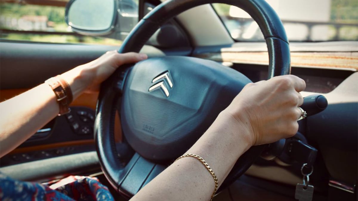 Cette terrible erreur que de nombreux conducteurs font au volant de leur voiture à l’arrêt