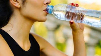 Cette eau en bouteille est la meilleure de toutes pour la santé d'après les experts