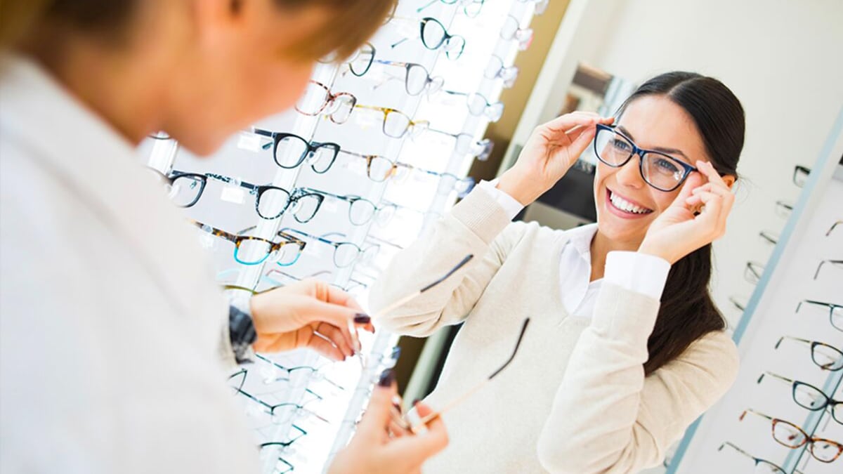 Les astuces infaillibles pour nettoyer vos lunettes sans aucune trace et sans les rayer selon des opticiens