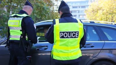 De 135 à 375 € d’amende et retrait de points pour les conducteurs, pourtant tout le monde le fait