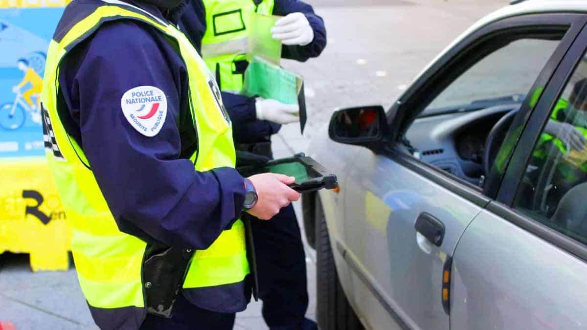 De nombreux automobilistes le font sur leur voiture, pourtant l’amende est de 750 euros