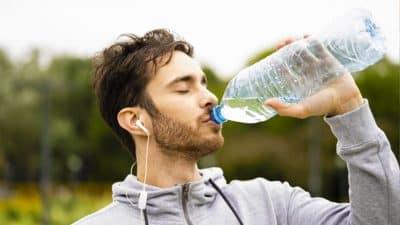 Ces bouteilles d’eau que tout le monde boit chaque jour sont dangereuses pour la santé