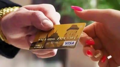 5 pièges à éviter à tout prix avec votre carte bancaire pour ne pas avoir de mauvaises surprises avant vos vacances