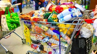 Ils font leurs courses au supermarché sans jamais rien payer, la ruse redoutable de la caissière