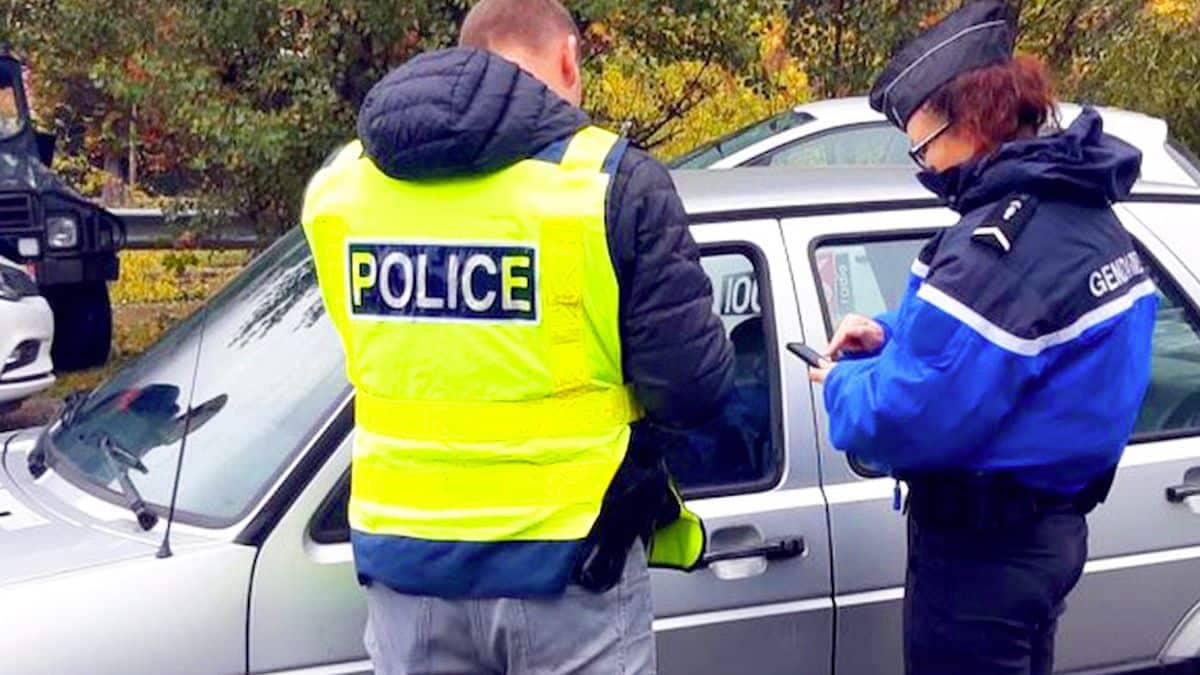 Ce geste que tous les conducteurs font au volant même à l’arrêt peut coûter une lourde amende