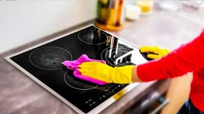 L’astuce secrète pour nettoyer vos plaques de cuisson comme neuves, de plus en plus de gens l’utilisent