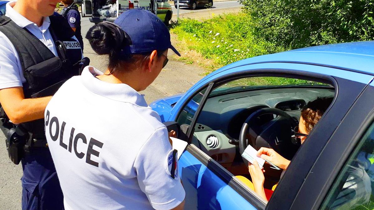 Lourde amende pour les automobilistes qui conduisent avec cet accessoire en été