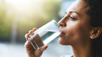 Cette très mauvaise habitude avec l’eau que l’on a tous est très dangereuse pour la santé