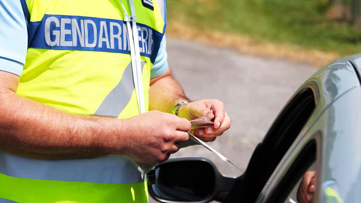 De nombreux automobilistes le font sur leur voiture, pourtant c’est interdit