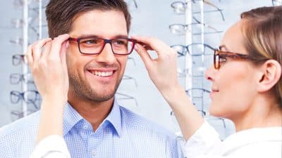 4 signes qui révèlent que vous devez changer vos lunettes de vue très vite, selon des opticiens