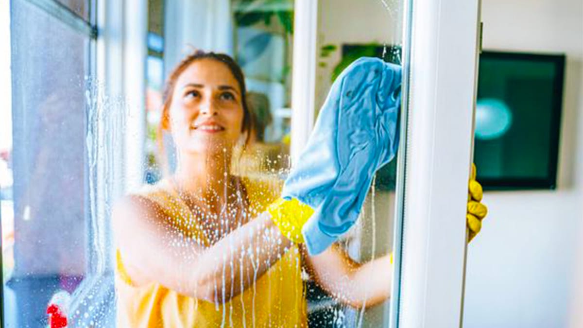 Les astuces des hôtels pour en finir avec les traces de doigts sur les miroirs et vitres, une efficacité prouvée