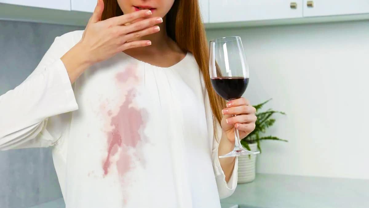 Les astuces miracles pour éliminer les taches de vin sur vos vêtements comme par magie