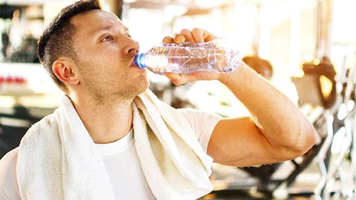 Boire une bouteille d’eau entamée après ce délai est dangereux pour la santé, selon ce médecin