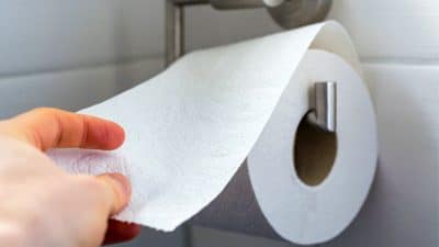 De plus en plus de gens brûlent du papier toilette dans la salle de bain : la raison surprenante