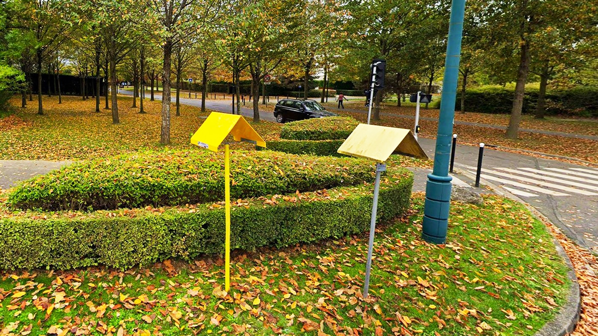 La signification de ce poteau jaune sur les routes en France que vous devez absolument connaître