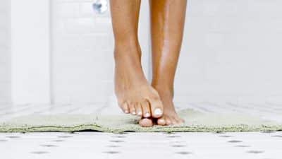 Terminé les tapis de douche sales et plein de microbes, cette alternative pour les remplacer