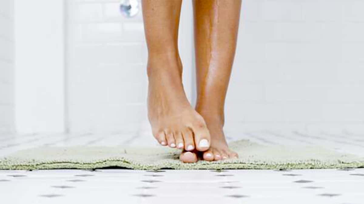 Terminé les tapis de douche sales et plein de microbes, cette alternative pour les remplacer