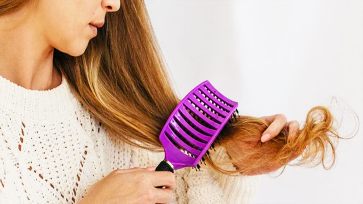 Cette terrible manie que tout le monde a avec sa brosse peut être très néfaste pour vos cheveux