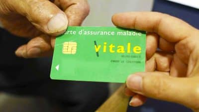 Ce nouveau dispositif risque de priver les seniors de la Carte Vitale : ce gros changement en 2025