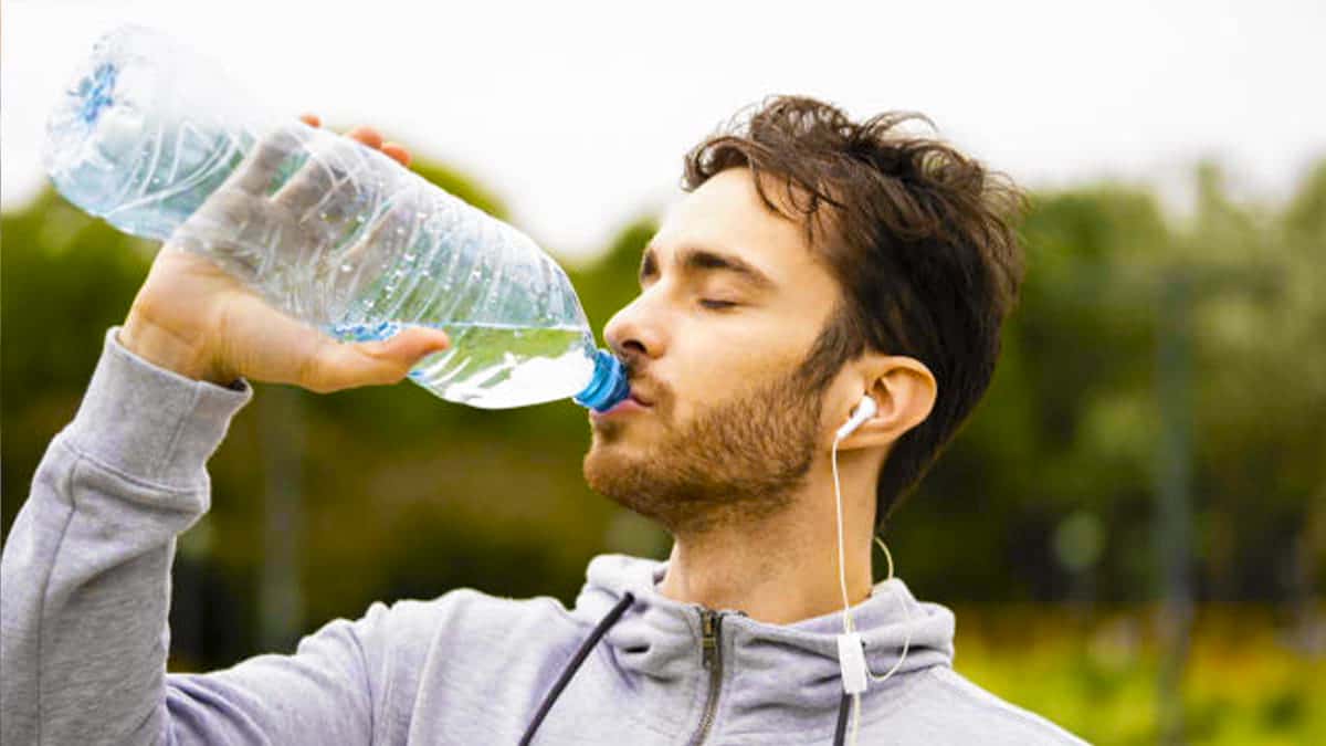 Cette erreur que tout le monde fait avec sa bouteille d'eau est très dangereuse pour la santé