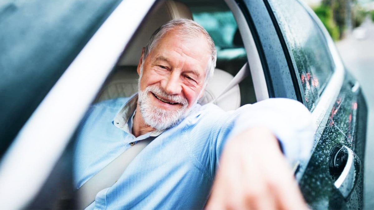 Permis de conduire : les seniors ont-ils le droit de conduire après 70 ans selon la loi ?