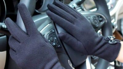 Automobilistes : conduire avec des gants au volant est-il légal ? Ce que dit la Loi