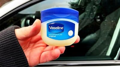 Automobilistes : l’astuce de génie avec de la vaseline sur votre voiture va vous changer la vie cet hiver