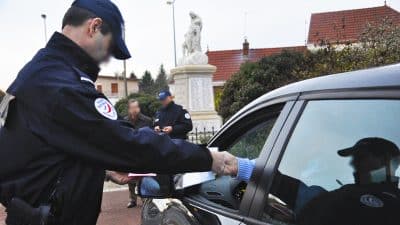 Ce document crucial que de nombreux automobilistes oublient lors d’un contrôle : jusqu’à 750 € d’amende