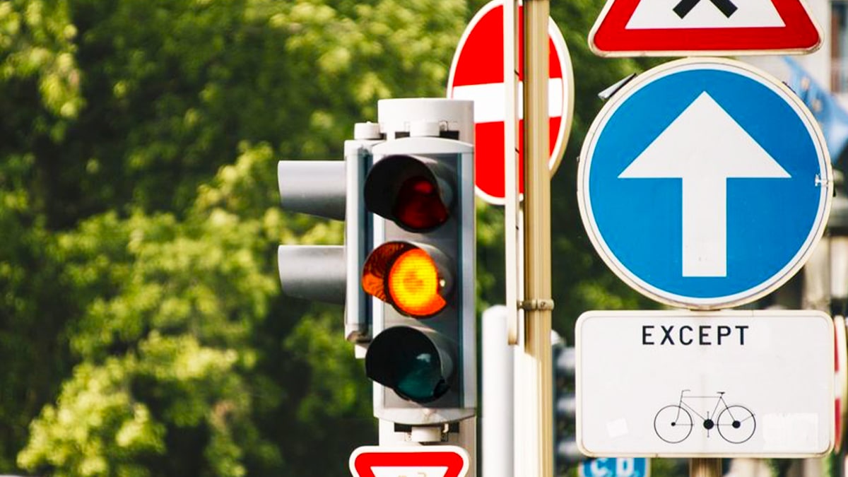 Ce feu de circulation qui a débarqué en France est un cauchemar pour les conducteurs, personne ne le comprend