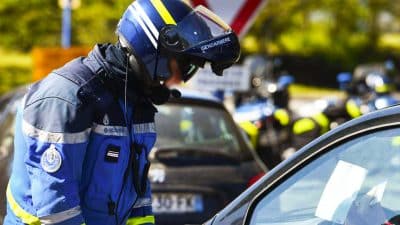 Cette nouvelle tendance que de nombreux automobilistes adoptent peut valoir une amende colossale