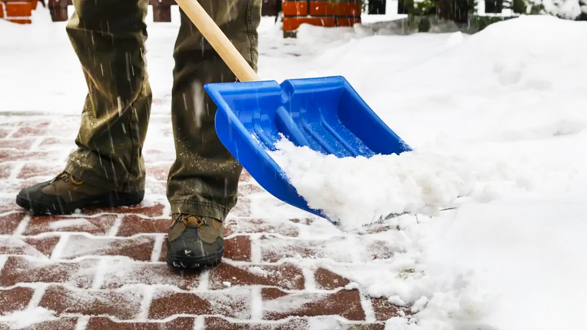 L’ingrédient naturel beaucoup plus efficace que le sel pour empêcher le verglas devant chez vous