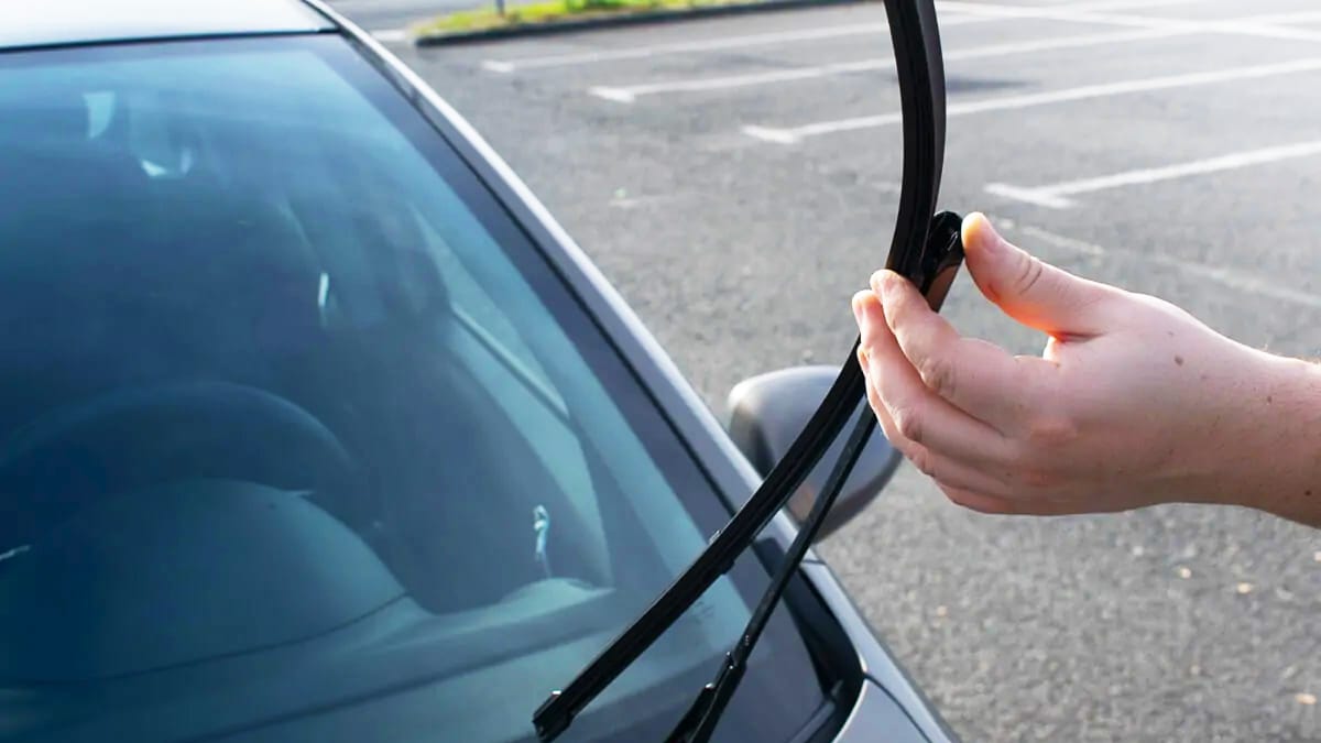 Vous retrouvez les essuie-glaces de votre voiture relevés ? Voici ce que cela signifie, le message est clair