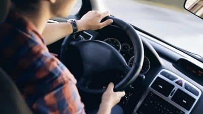 Automobilistes : ce danger insoupçonné qui se cache dans votre voiture en hiver