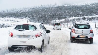 Automobilistes : ces erreurs courantes à ne surtout pas faire avant de prendre la route cet hiver