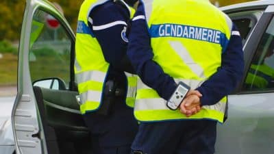 Ce geste que les conducteurs font au volant coûte 3 ans de suspension du permis, 135€ et 3 points