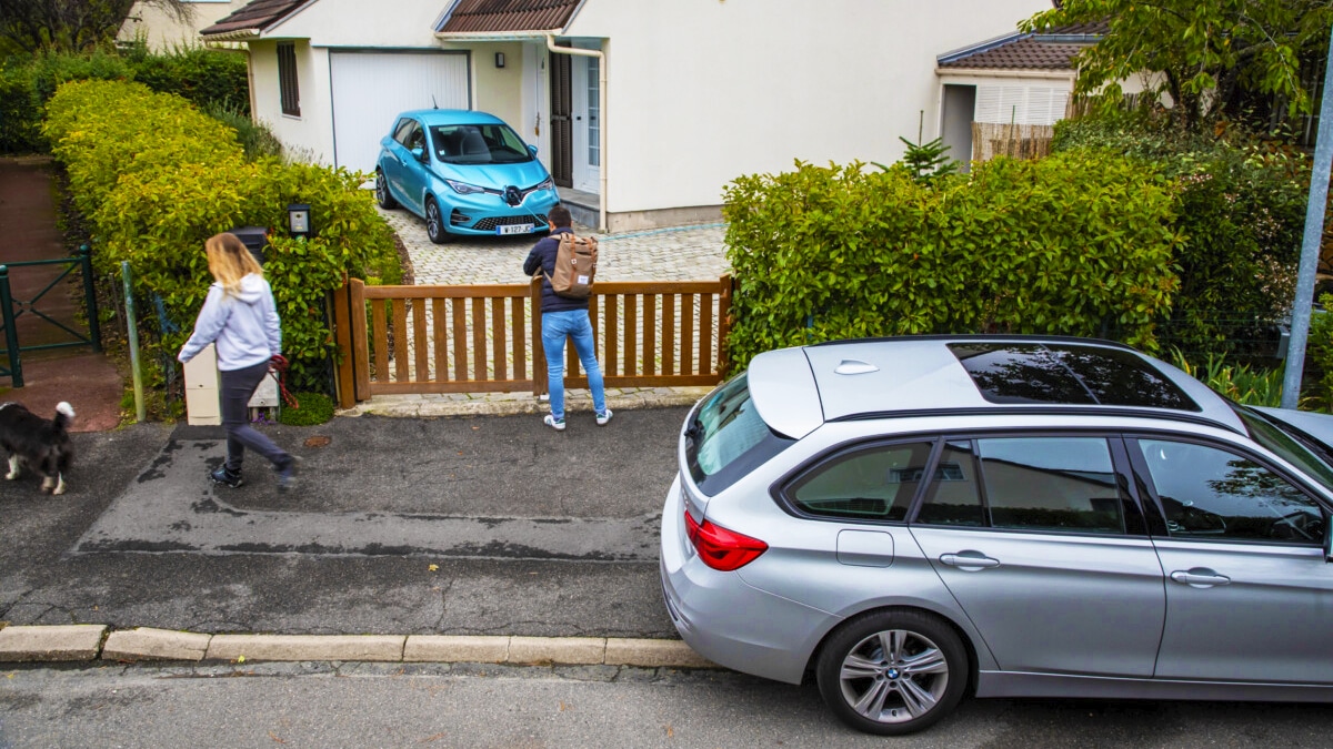 Il reçoit une amende après avoir garé sa voiture devant chez lui : cette règle méconnue de tous