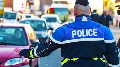 135 € d’amende et retrait de points à cause de ce geste courant des automobilistes au volant