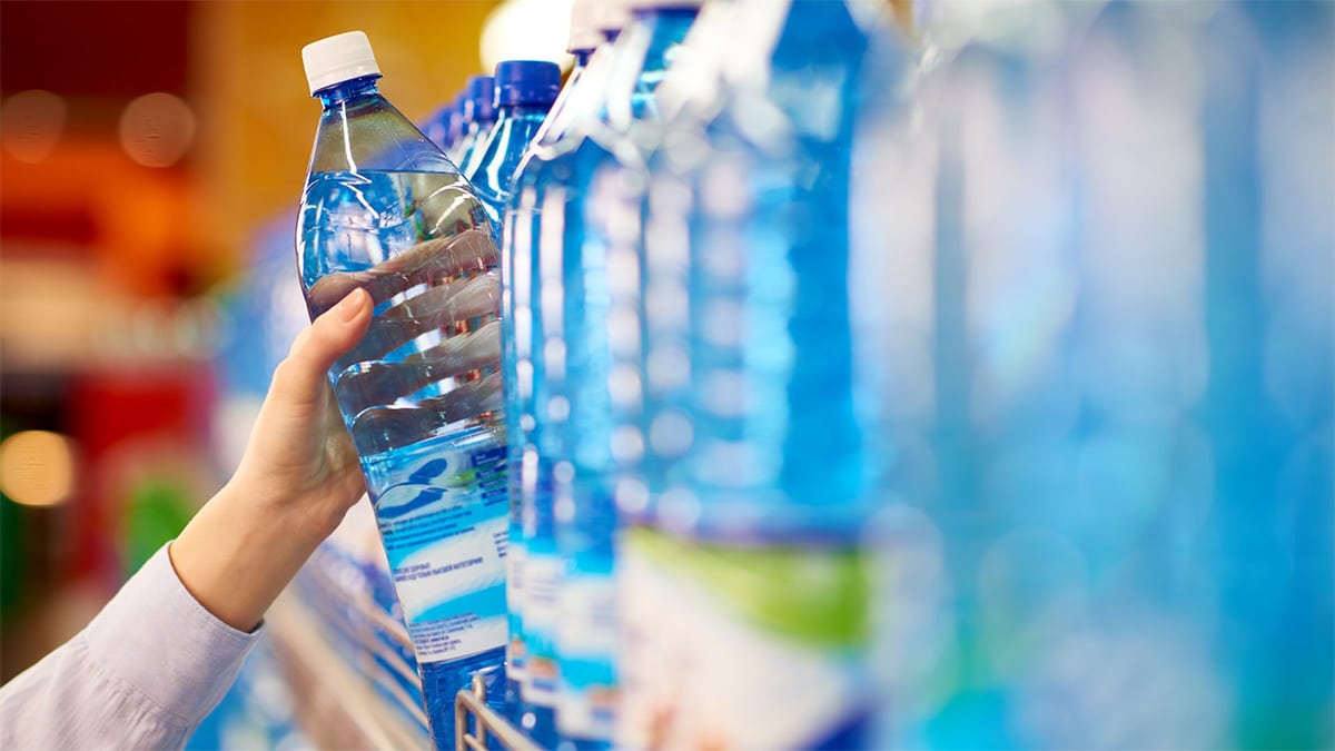 Cette célèbre marque d’eau en bouteille que nous achetons tous serait contaminée à l’arsenic