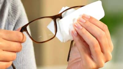 Ni lingettes ni microfibres : l’astuce magique et sans risque pour nettoyer parfaitement vos lunettes