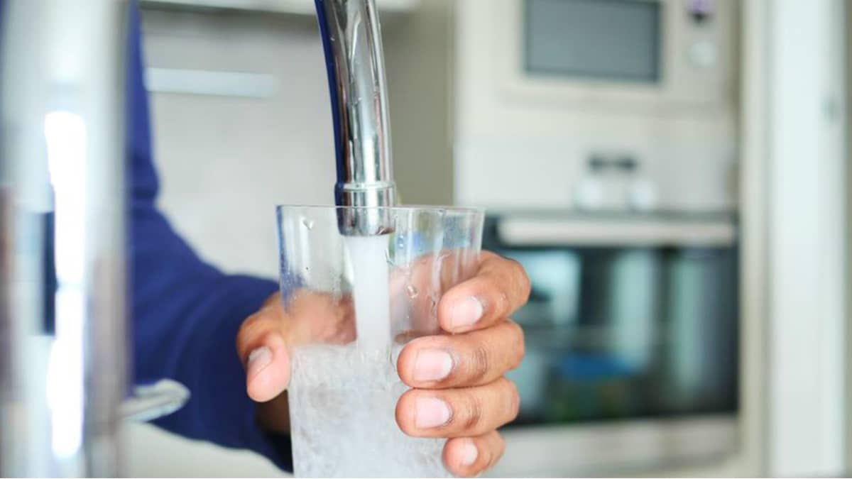 L’eau du robinet contient-elle plus de microplastiques que l’eau en bouteille ? Vous allez être surpris