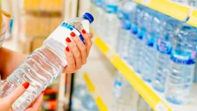 Terminé les bouteilles en plastique : l’UE va les changer et vous risquez de ne pas aimer